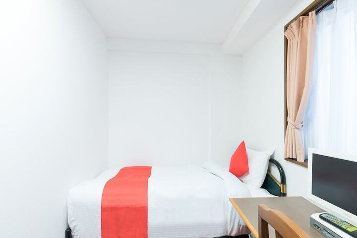 Room 13 of 33