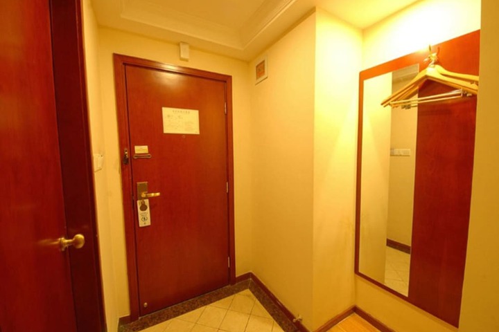 Room 9 of 35