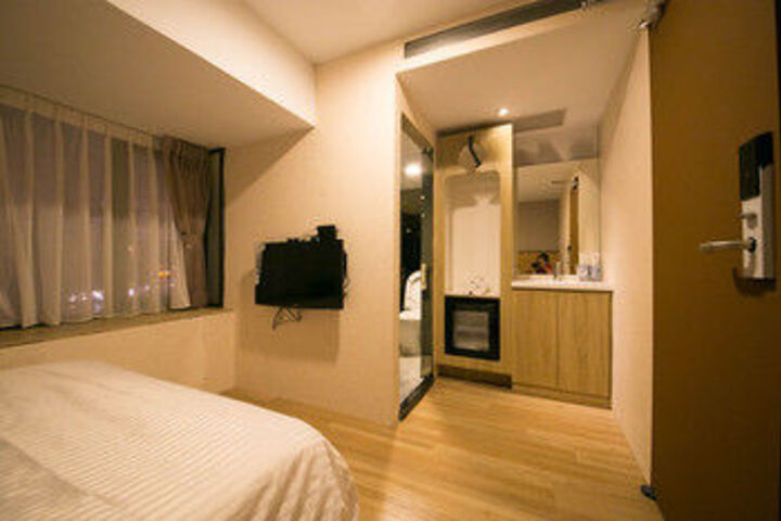 Room 7 of 9