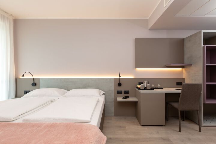 Room 7 of 62