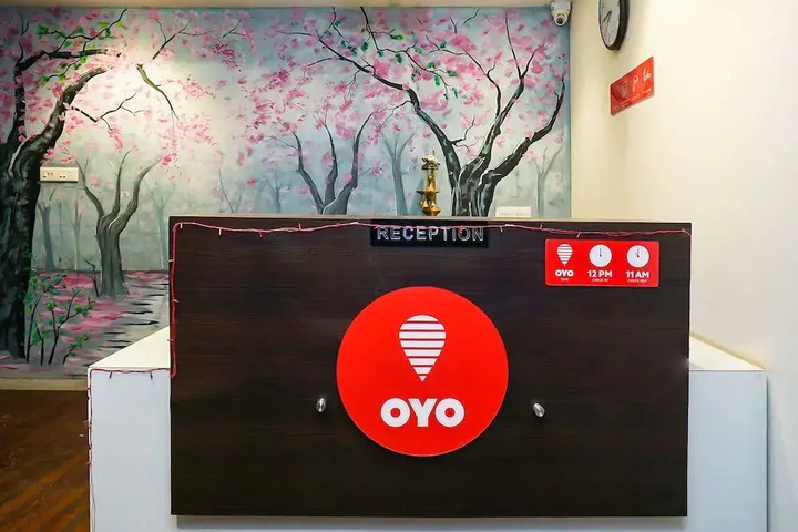 OYO 19703 Silver Crest