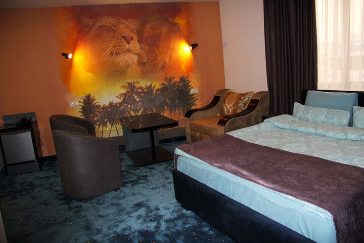 Room 12 of 28