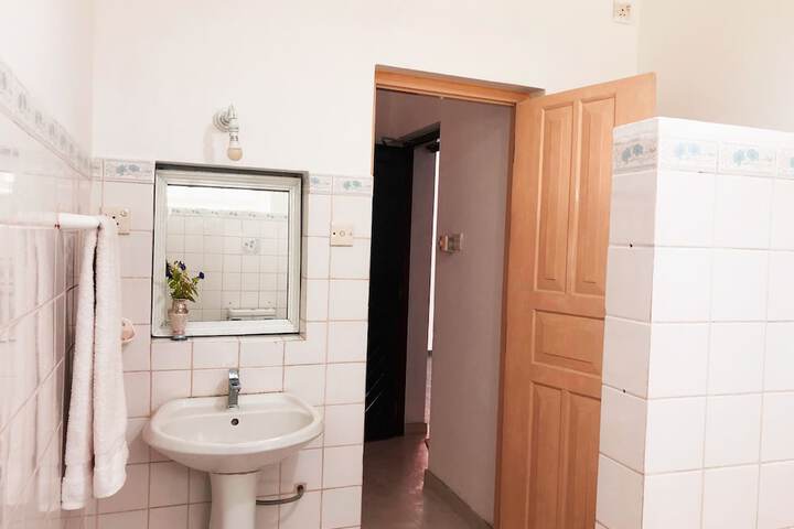 Room 9 of 16