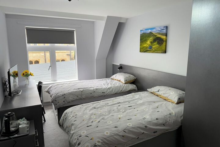Room 6 of 16