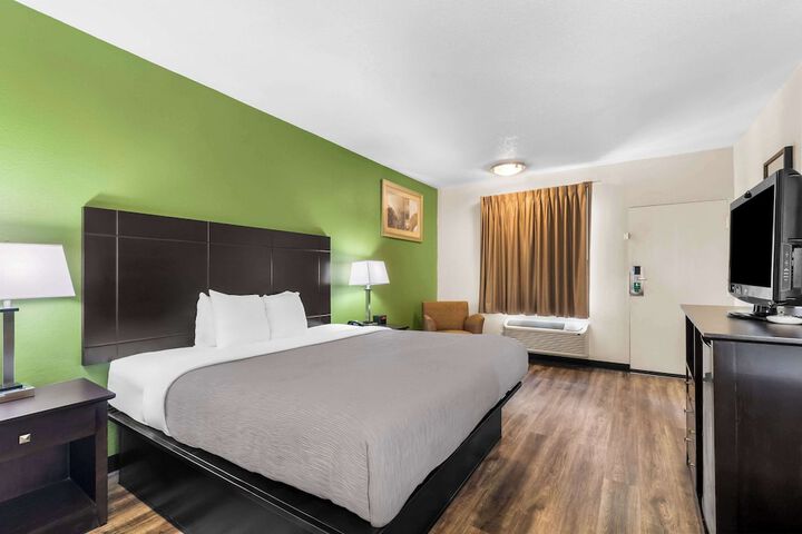 1 King Bed (6 of 13)