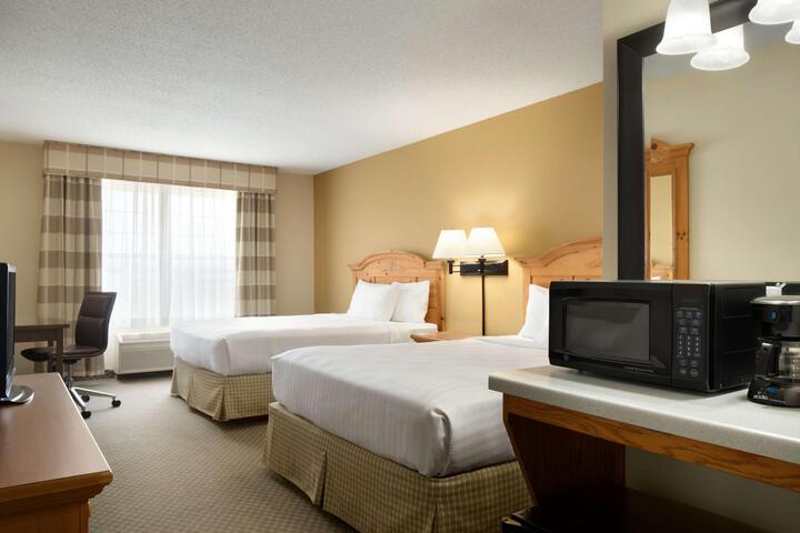 1 Queen Bed Accessible (7 of 9)