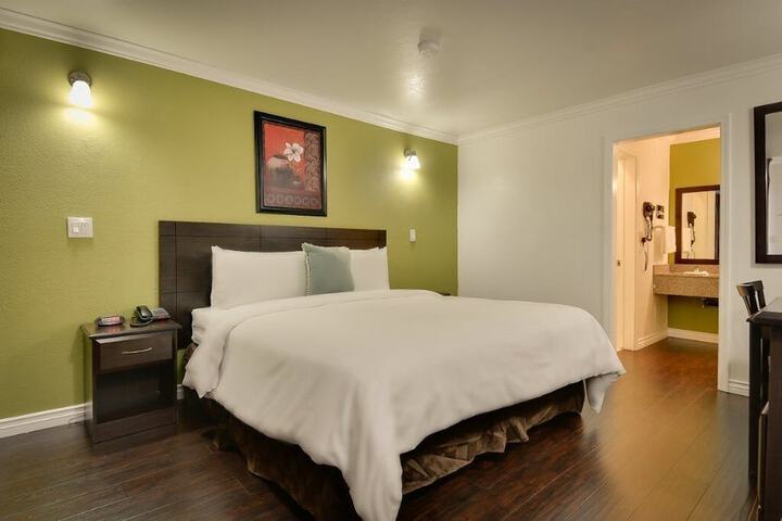 Premium King Bed (3 of 13)