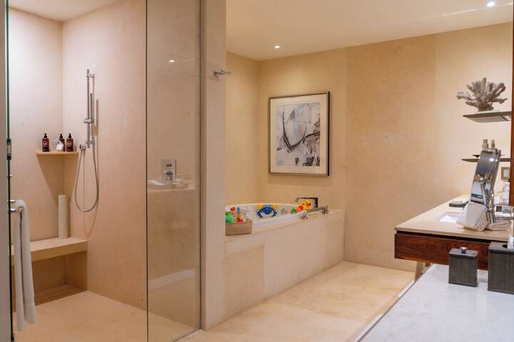 Room 30 of 103
