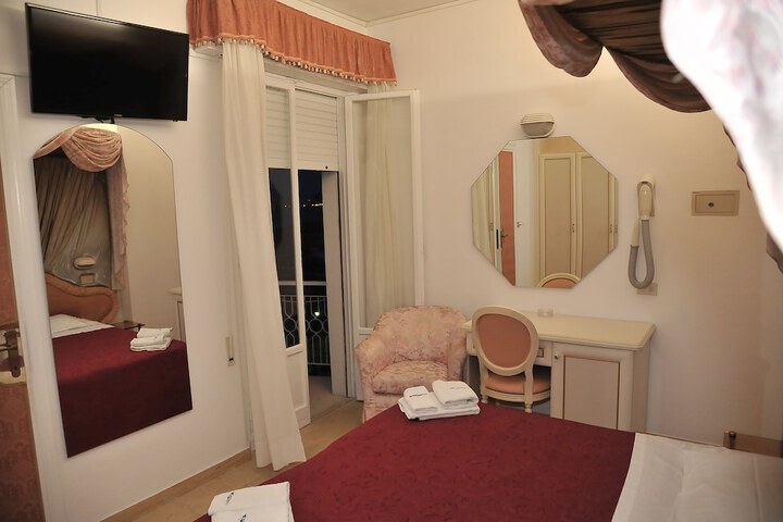 Room 15 of 42