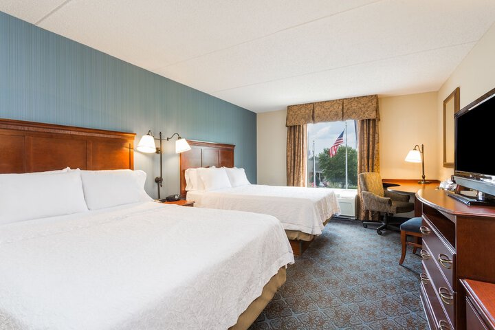 2 Queen Beds (8 of 10)