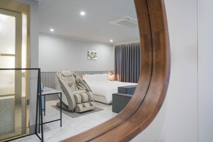 Room 30 of 83