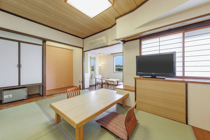 Room 14 of 90