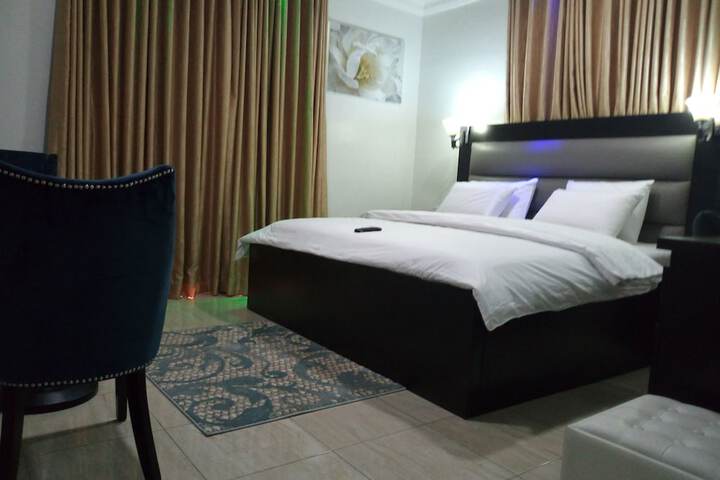 Room 11 of 28