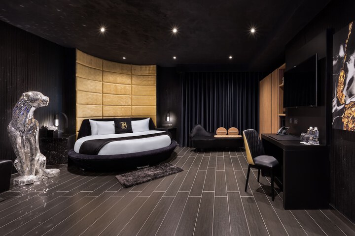 Room 33 of 97