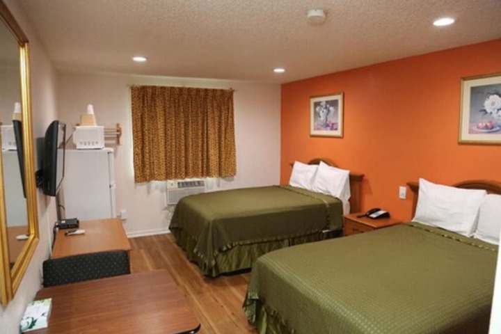 Basic Double Bed (3 of 6)
