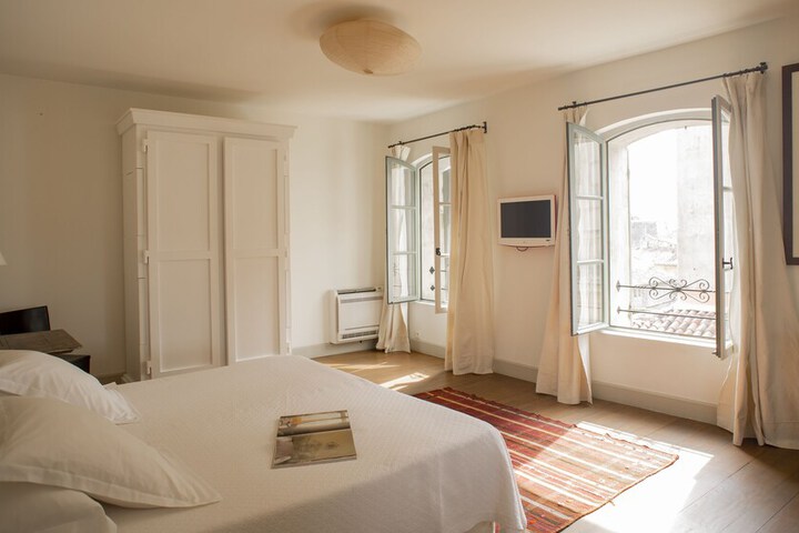 Room 3 of 53
