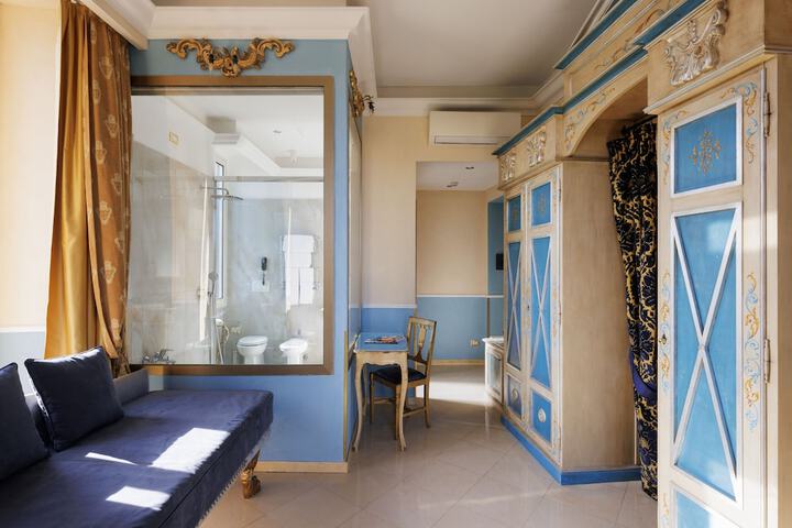 Room 33 of 77