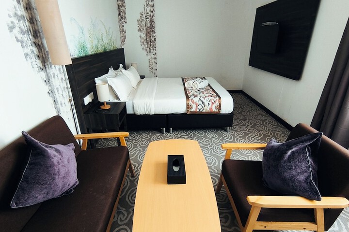 Room 50 of 76
