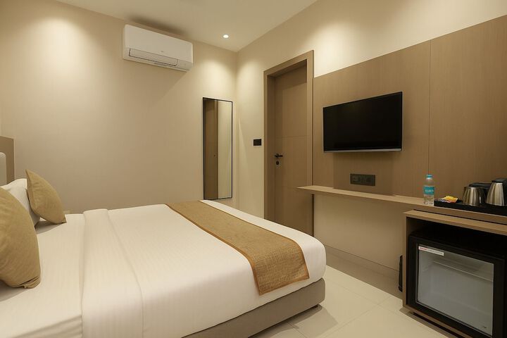 Room 4 of 16
