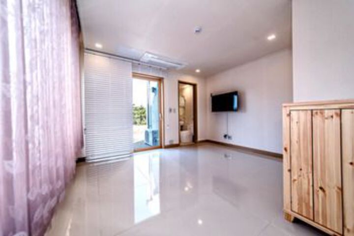 Room 12 of 15