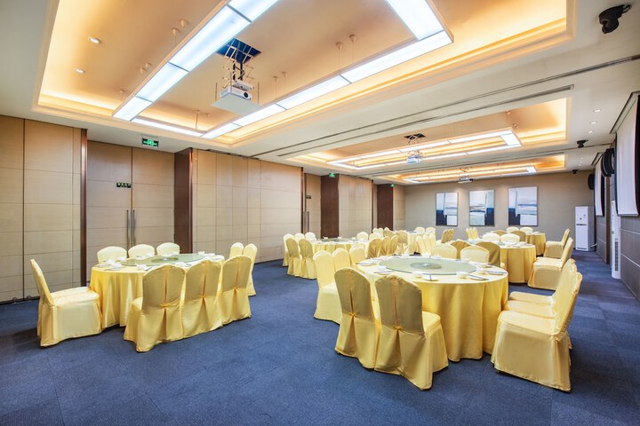 Ballroom/Hall 18 of 30
