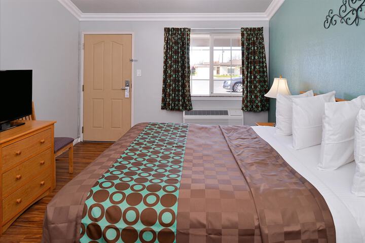 Standard King Bed Accessible (3 of 12)