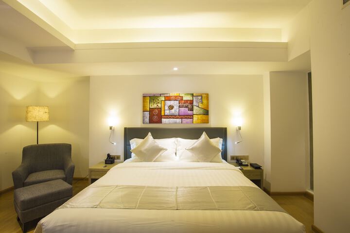 Room 4 of 102