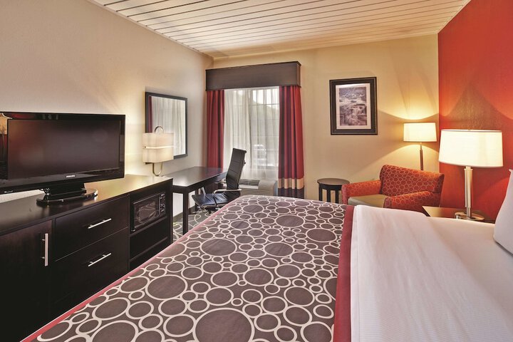 1 King Bed (3 of 10)