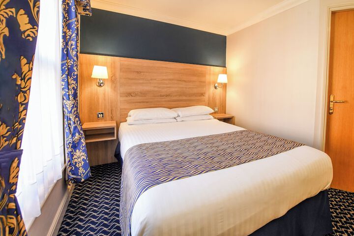 Room 45 of 216