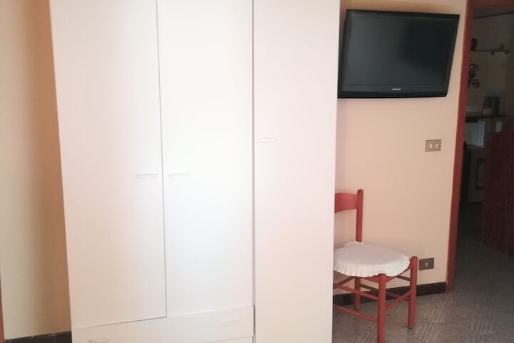 Room 6 of 18