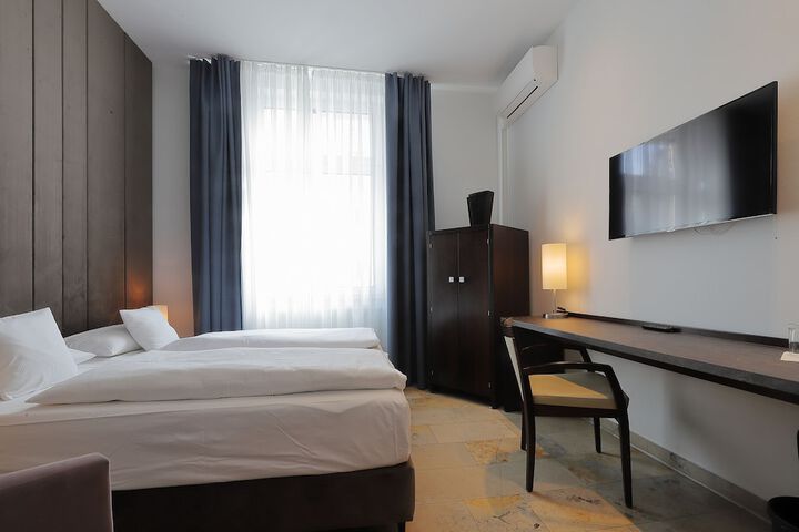 Room 9 of 28
