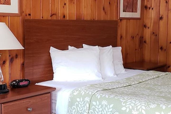 1 Queen Bed (4 of 8)