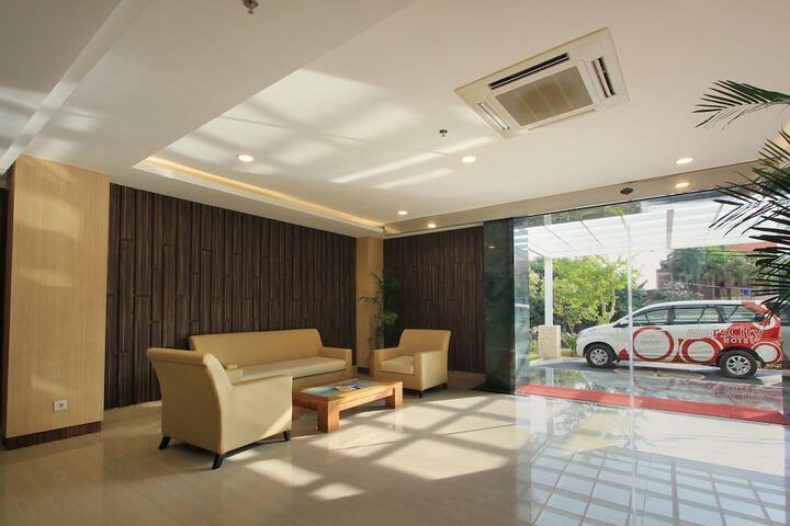 Lounge 30 of 42