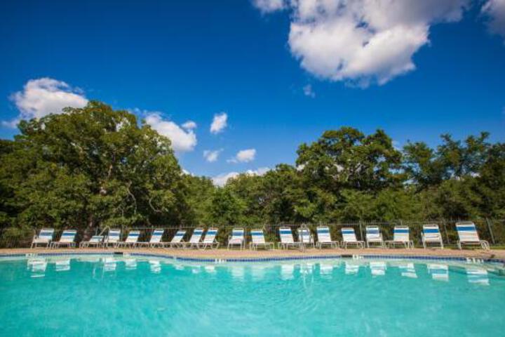 Exterior of Lake Texoma Camping Resort Cabin 5