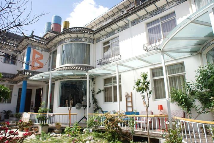 Hotel Exterior 2 of 8