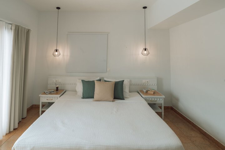 Room 10 of 102