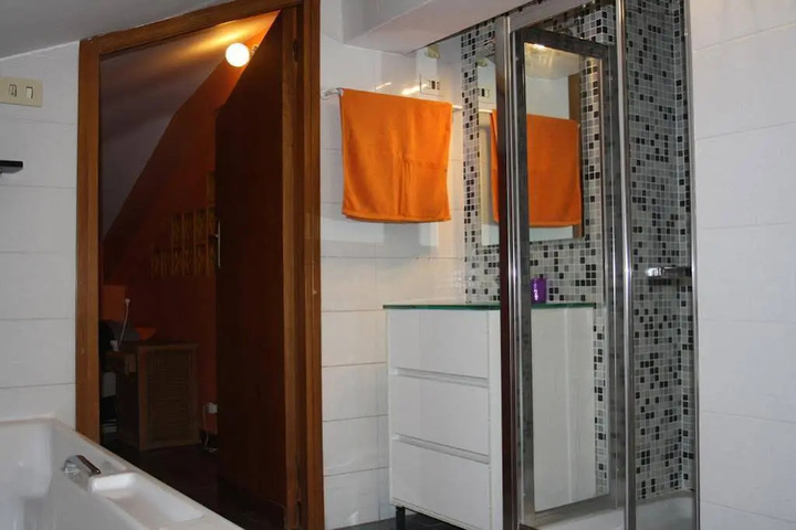 Room 7 of 16
