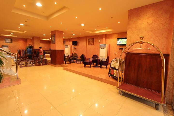 Entrance & Lobby