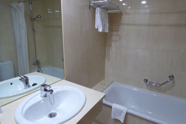 Deep soaking bathtub