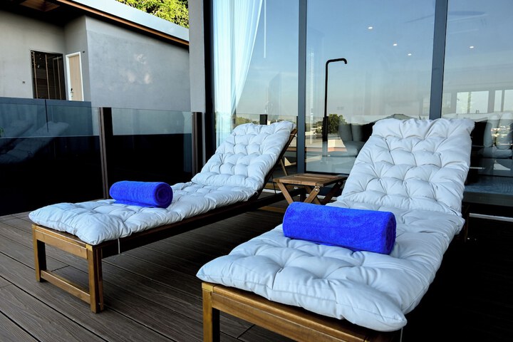 Hero Image 1 of 251