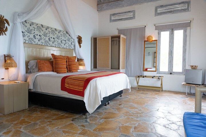 Room 2 of 163