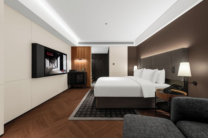 Room 32 of 82