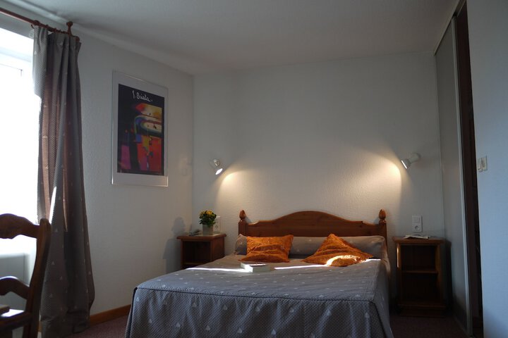 Room 4 of 25