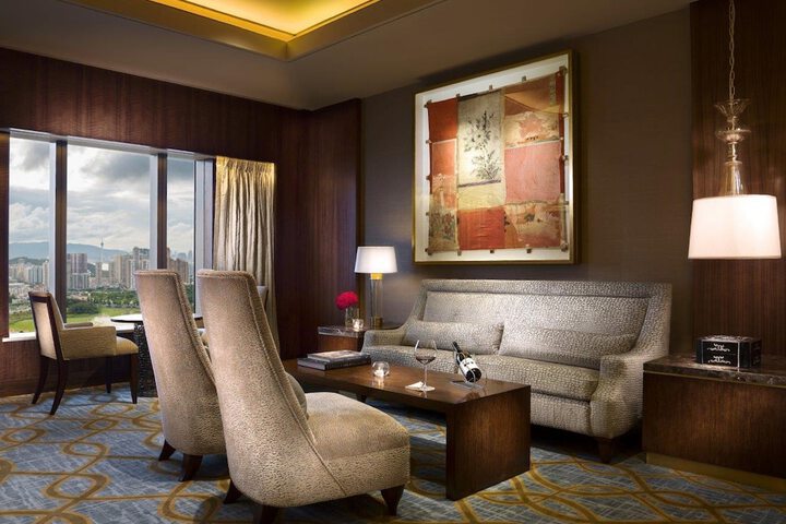Lounge 103 of 109