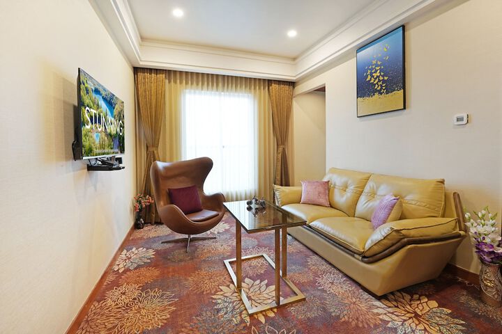 Room 9 of 33
