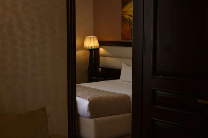 Room 6 of 122
