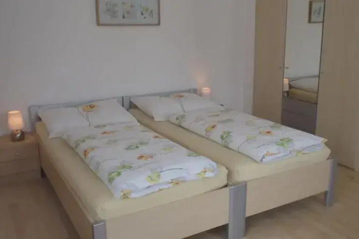 Room 6 of 11