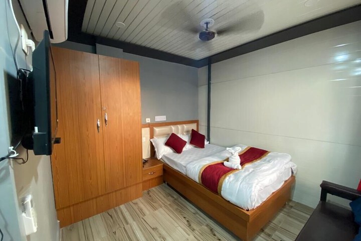 Room 4 of 6
