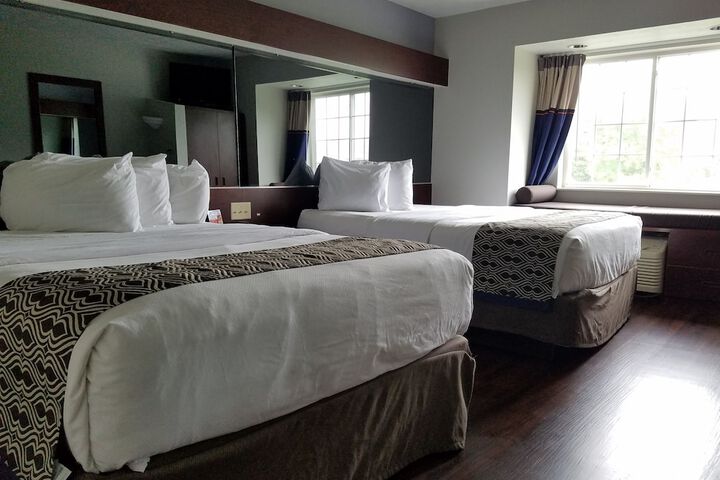 1 Queen Bed (6 of 19)