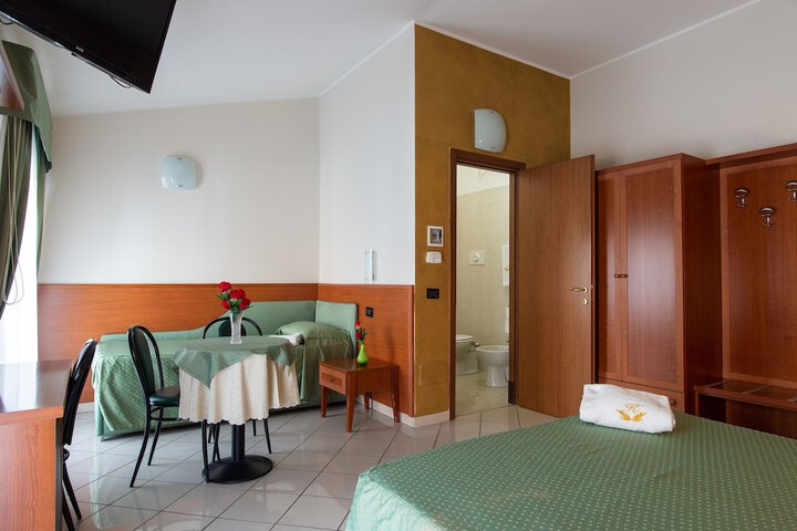 Room 12 of 33